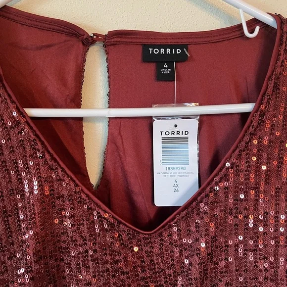 NWT Torrid Burgundy Red Sequin Covered Short Sleeve Keyhole Back Blouse Sz 4 - Picture 4 of 6